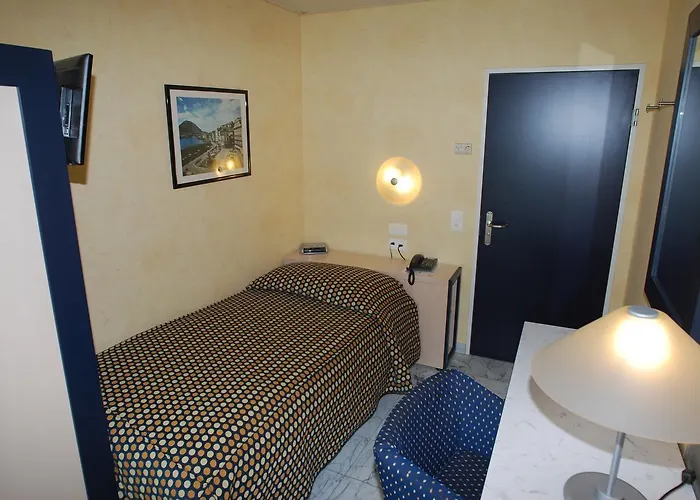 אכסניה Hotel&hostel Montarina *